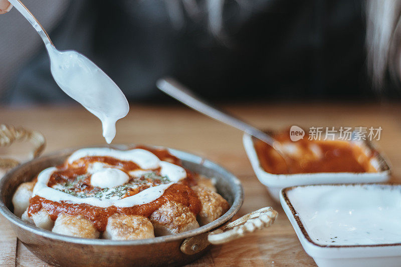 波斯尼亚酸奶和油炸黄油酱的糕点Manti / Bosnak Borek，传统的土耳其糕点馅肉末，烘焙糕点食品，肉馅饼